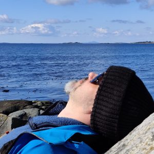 Portrett av mann fotografert utendørs i vintersol