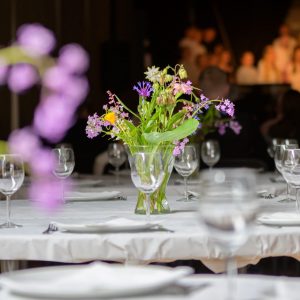 Festavslutning med dekket bord og blomster